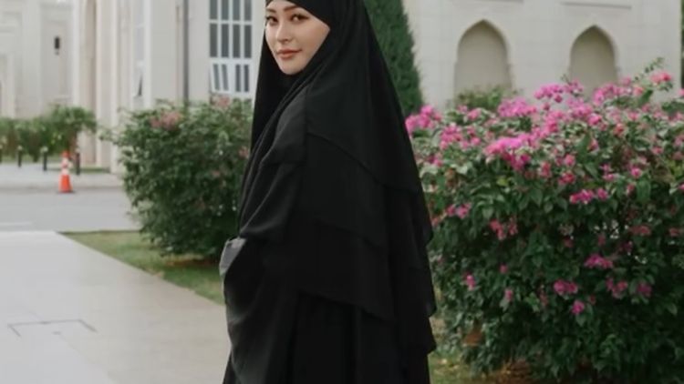 10 Gaya Hijab Rae Lil Black, Bintang Film Dewasa yang Jadi Mualaf