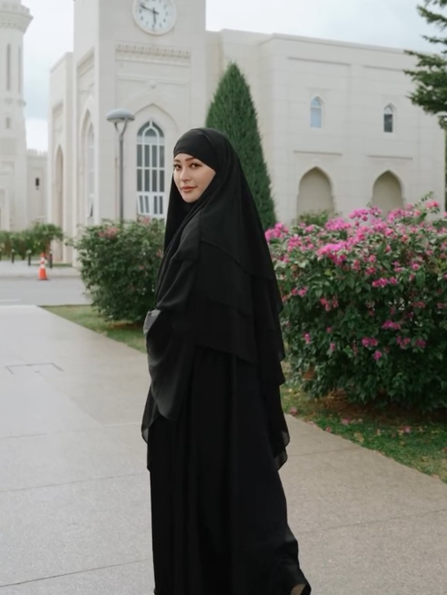 10 Gaya Hijab Rae Lil Black, Bintang Film Dewasa yang Jadi Mualaf 10 Gaya Hijab Rae Lil Black, Bintang Film Dewasa yang Jadi Mualaf