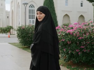 10 Gaya Hijab Rae Lil Black, Bintang Film Dewasa yang Jadi Mualaf