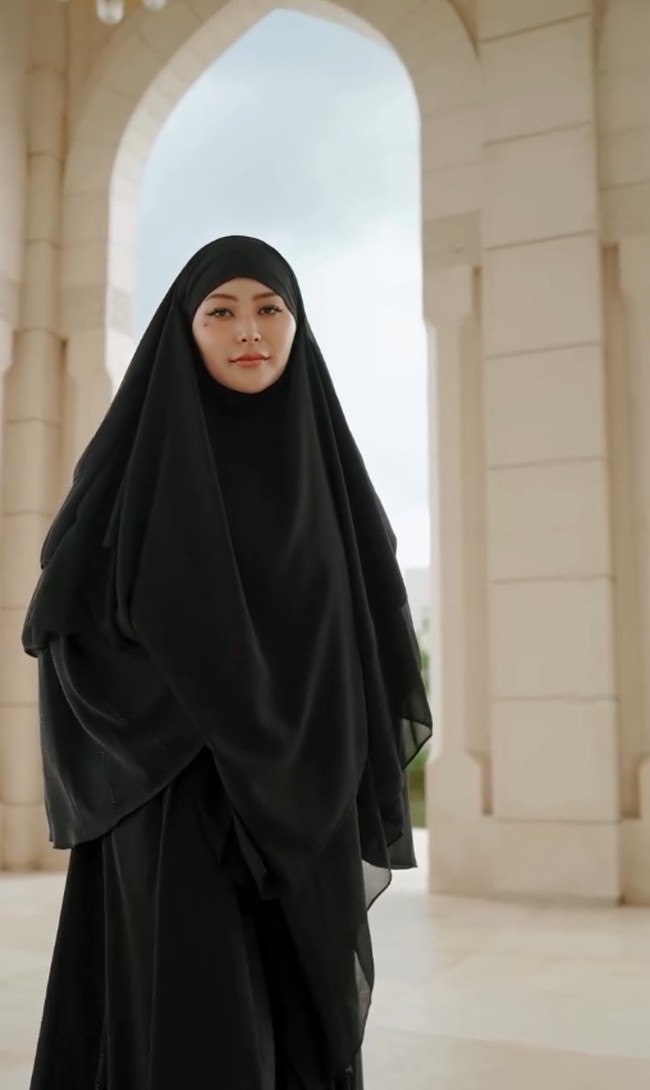 Nuray kini tampil mengenakan niqab dan abaya hitam untuk sehari-hari. Melalui akun YouTube miliknya, Nuray membagikan video wawancara dirinya bersama Haji Kyoichiro Sugimoto yang juga seorang mualaf. Sugimoto kini terkenal sebagai penerjemah Al-Quran ke bahasa Jepang.  Foto: Dok. Instagram @raelilblack.