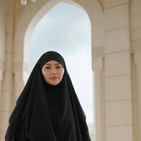 Nuray kini tampil mengenakan niqab dan abaya hitam untuk sehari-hari. Melalui akun YouTube miliknya, Nuray membagikan video wawancara dirinya bersama Haji Kyoichiro Sugimoto yang juga seorang mualaf. Sugimoto kini terkenal sebagai penerjemah Al-Quran ke bahasa Jepang.  Foto: Dok. Instagram @raelilblack.
