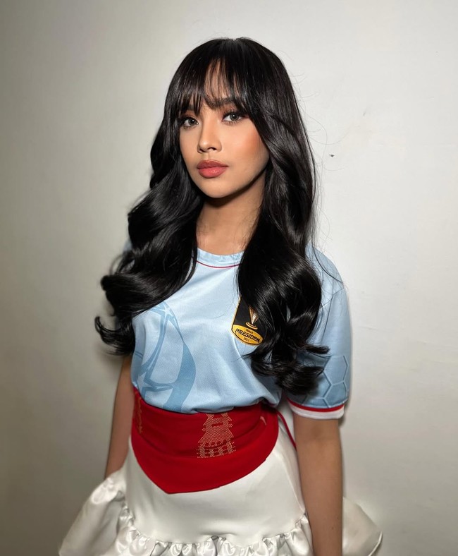 Selain jersey dengan nomor punggung istimewa, Lyodra juga memakai obi belt yang spesial saat tampil di pembukaan Piala Presiden 2025. Lyodra memadukan jersey bolanya dengan obi belt merah bermotif rumah adat. Foto: Dok. Instagram Lyodra, ViviThalib