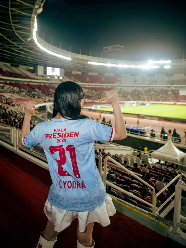 Jersey bola yang dikenakan Lyodra ini memiliki nomor punggung istimewa yaitu tanggal lahir juara Indonesian Idol itu. Lyodra lahir pada 21 Juni 2003. Foto: Dok. Instagram Lyodra, ViviThalib