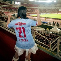 Jersey bola yang dikenakan Lyodra ini memiliki nomor punggung istimewa yaitu tanggal lahir juara Indonesian Idol itu. Lyodra lahir pada 21 Juni 2003. Foto: Dok. Instagram Lyodra, ViviThalib