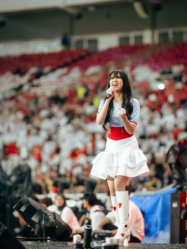 “Piala Presiden 2025. Suatu kehormatan ada di acara dan panggung besar seperti ini dan GBK selalu memiliki magic tersendiri. Maju terus Sepak Bola Indonesia,” tulis Lyodra dalam unggahannya di Instagram yang memperlihatkan sederet penampilannya di pembukaan Piala Presiden 2025. Foto: Dok. Instagram Lyodra, ViviThalib