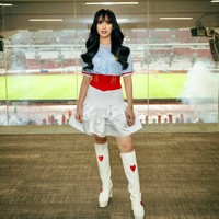 Foto: Gaya Lyodra di Pembukaan Piala Presiden, Padukan Jersey dan Rok Mini