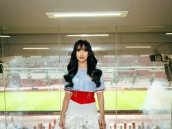Foto: Gaya Lyodra di Pembukaan Piala Presiden, Padukan Jersey dan Rok Mini
