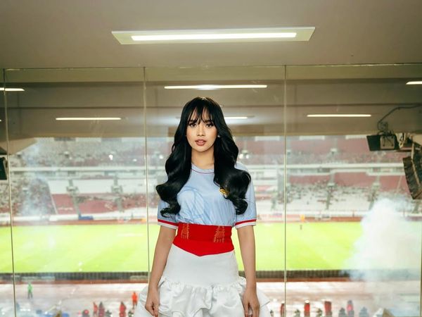 Foto: Gaya Lyodra di Pembukaan Piala Presiden, Padukan Jersey dan Rok Mini