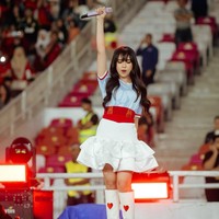 Lyodra tampil dengan gaya playful memakai jersey bola berwarna biru, mini dress putih dan boots motif hati. Mini dress yang dikenakannya merupakan rancangan desainer Jessie Gunawan. Foto: Dok. Instagram Lyodra, ViviThalib