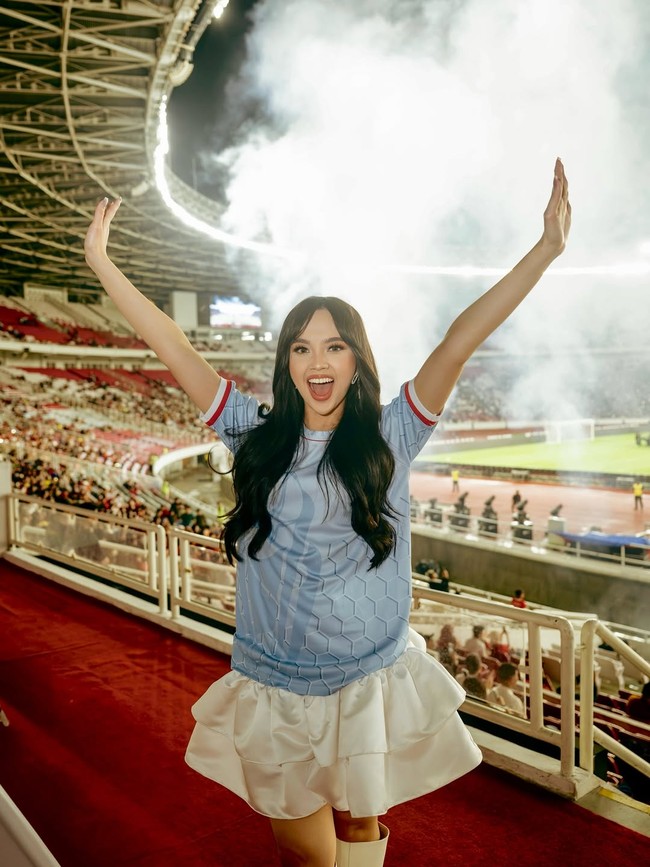 Lyodra ikut memeriahkan pembukaan Piala Presiden 2025 yang digelar di GBK, Senayan pada akhir pekan kemarin. Lyodra menyanyikan lagu Tanah Airku yang membuat penonton merinding saat mendengar suaranya. Foto: Dok. Instagram Lyodra, ViviThalib