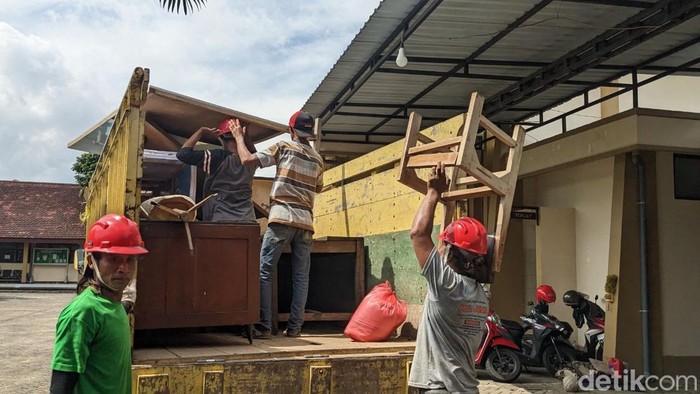 Gedung Balai Latihan Kerja (BLK) serta Dinas Perindustrian dan Tenaga Kerja Trenggalek terpaksa harus dikosongkan akibat alih fungsi menjadi Sekolah Rakyat (SR)