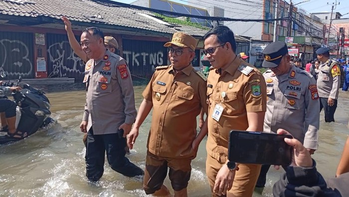 Gubernur Banten, Andra Soni, meninjau lokasi banjir di Jalan KH Hasyim Ashari, Ciledug