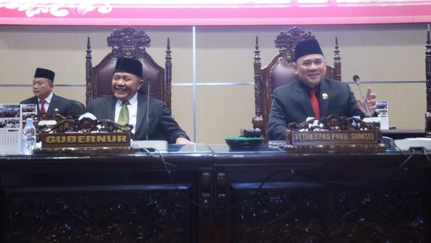 Gubernur dan Ketua DPRD Sumsel saat rapat paripurna