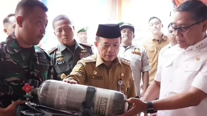 Gubernur Jambi Al Haris bersama KSP Letjen TNI (Purn) AM Putranto saat melihat alat-alat hadapi karhutla Jambi