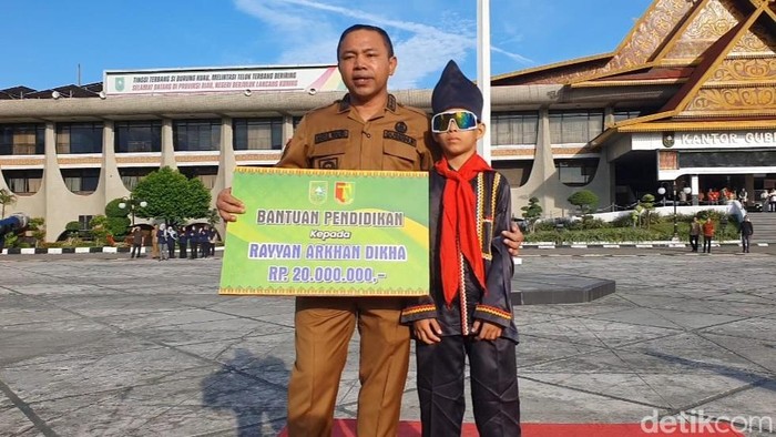 Gubernur Riau Abdul Wahid bersama penari cilik pacu jalur, Rayyan Arkan Dikha. (Raja Adil Siregar/detikSumut))