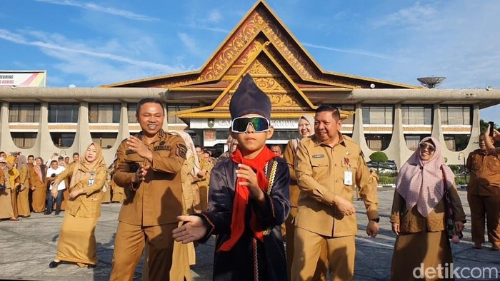 Gubernur Riau Abdul Wahid dan Dikha saat menari pacu jalur. (Foto: Dok Raja Adil Siregar)