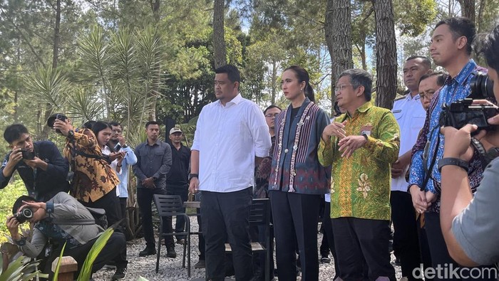 Gubsu Bobby Nasution bersama Menpar Widiyanti Putri Wardhana saat kunjungi The Caldera Toba. (Kartika Sari/detikSumut)