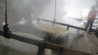Pekerja memasak gula tebu (gula tradisional nonkristal) di sentra pengolahan gula tebu rumahan di Desa Bendilwungu, Tulungagung, Jawa Timur, Senin (7/7/2025). Foto: ANTARA FOTO/Destyan Sujarwoko