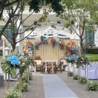 Digelar secara outdoor, pelaminan tampak cantik bertabur bunga warna warni. Didominasi warna kecoklatan, oranye, dan biru, dekorasi di pernikahan Gunawan dan Alya terlihat simpel. Foto: Instagram/@gunawandwicahyo13