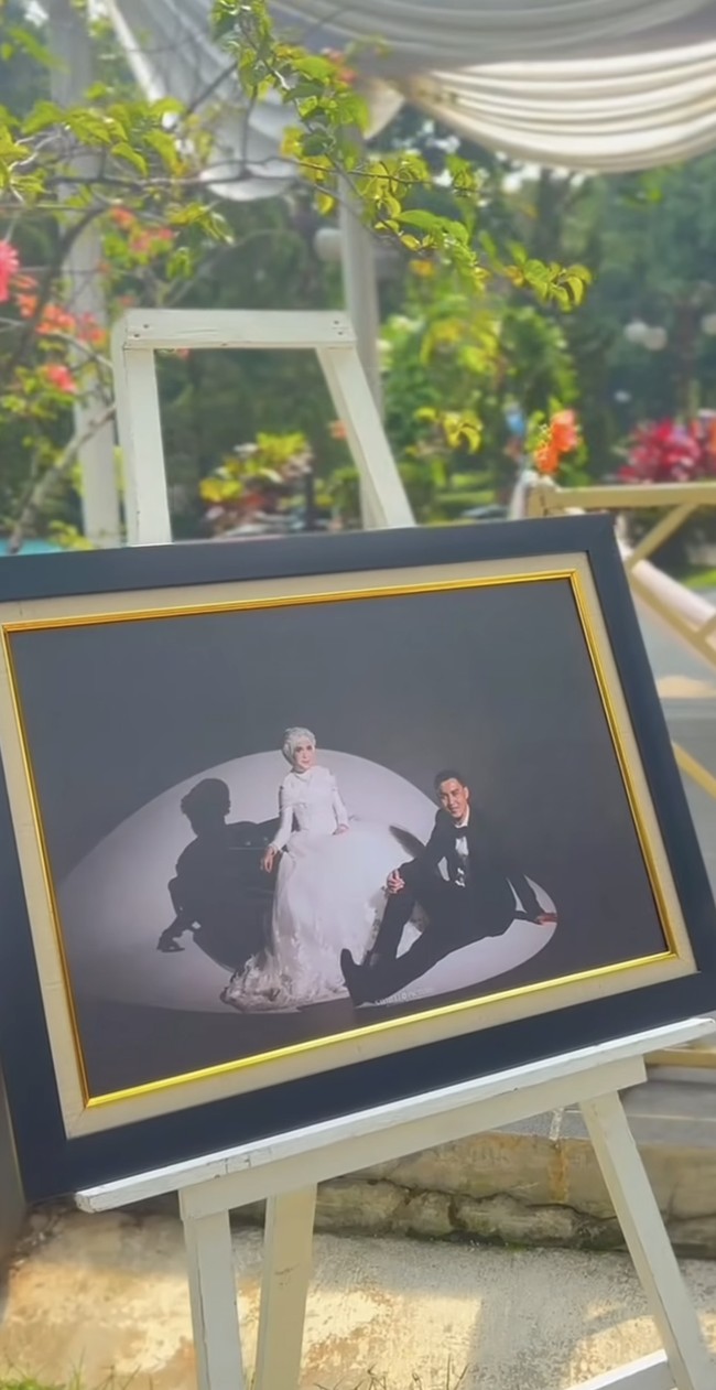 Lokasi pernikahan juga didekor dengan foto-foto prewedding Gunawan dan Alya. Salah satunya foto yang satu ini, terlihat keduanya kompak kenakan busana berwarna hitam-putih. Foto: Instagram/@gunawandwicahyo13