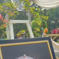 Lokasi pernikahan juga didekor dengan foto-foto prewedding Gunawan dan Alya. Salah satunya foto yang satu ini, terlihat keduanya kompak kenakan busana berwarna hitam-putih. Foto: Instagram/@gunawandwicahyo13