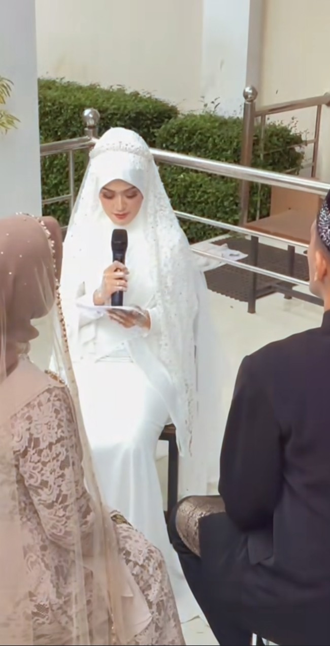 Penampilan Alya makin memukau dengan riasan glam look. Fokus makeup berada pada bagian mata yang ditonjolkan dengan eyeshadow smokey eye, eyeliner, dan bulu mata lentik. Foto: Instagram/@gunawandwicahyo13