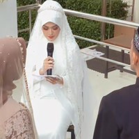 Penampilan Alya makin memukau dengan riasan glam look. Fokus makeup berada pada bagian mata yang ditonjolkan dengan eyeshadow smokey eye, eyeliner, dan bulu mata lentik. Foto: Instagram/@gunawandwicahyo13