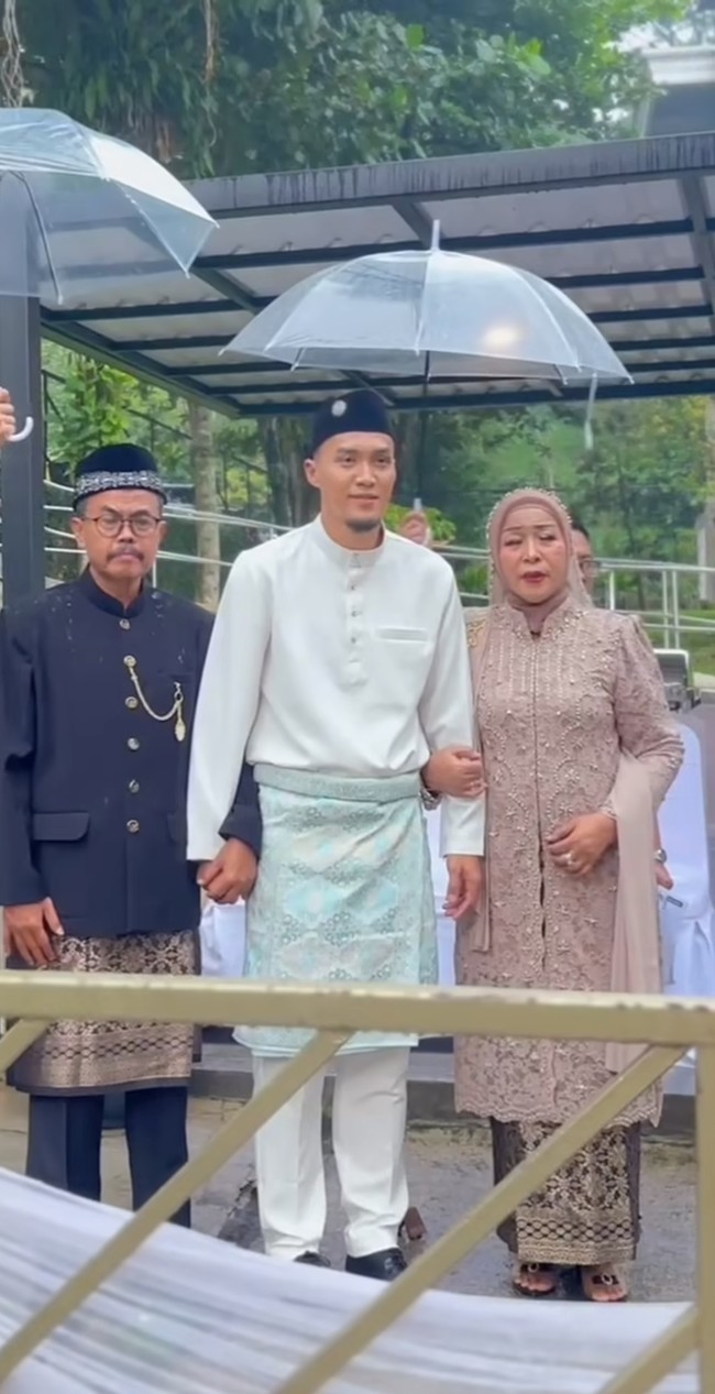 Sementara Gunawan memilh setelan putih tradisional Melayu, lengkap dengan songket perak di bagian pinggangnya. Ia juga mengenakan kopiah hitam untuk menutup bagian kepalanya. Foto: Instagram/@gunawandwicahyo13