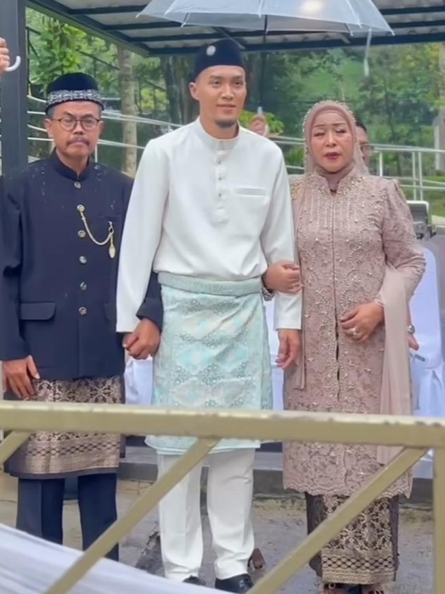 7 Foto Pernikahan Gunawan Dwi Cahyo Eks Suami Okie Agustina, Bergaya Melayu
