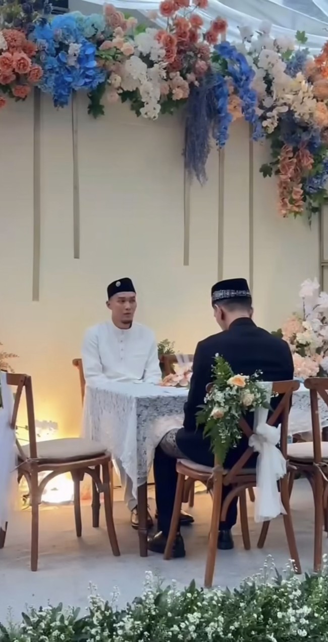 Di hadapan penghulu dan para saksi Gunawan mengucap janji suci. Sebelumnya Gunawan sendiri diketahui sudah pernah menikah dengan Okie Agustina yang juga merupakan mantan istri Pasha Ungu. Namun pada 8 Januari 2024 keduanya resmi bercerai. Foto: Instagram/@gunawandwicahyo13