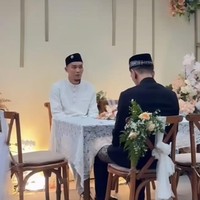 Di hadapan penghulu dan para saksi Gunawan mengucap janji suci. Sebelumnya Gunawan sendiri diketahui sudah pernah menikah dengan Okie Agustina yang juga merupakan mantan istri Pasha Ungu. Namun pada 8 Januari 2024 keduanya resmi bercerai. Foto: Instagram/@gunawandwicahyo13