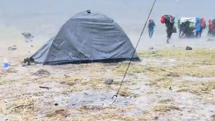 Gunung Gede Pangrango diguyur hujan es