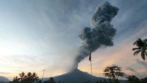 Gunung Lewotobi Laki-laki di Flores Timur kembali meletus, Selasa (8/7/2025).