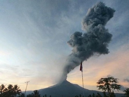 Gunung Lewotobi Laki-laki di Flores Timur kembali meletus, Selasa (8/7/2025).