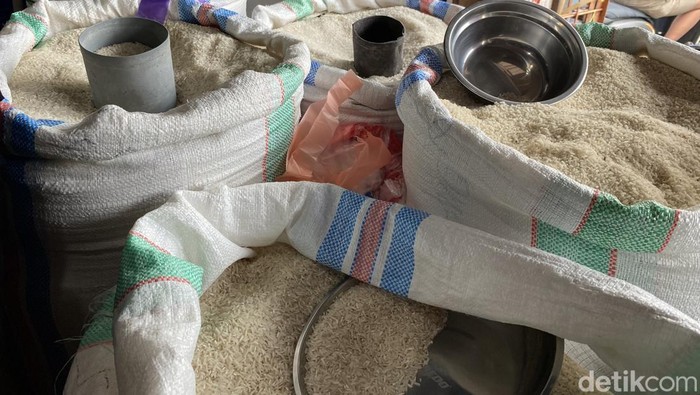 Harga beras premium lokal tembus Rp 16 ribu per kilogram di Pasar Lakessi, Parepare.