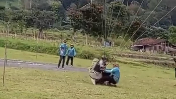 Insiden atlet paralayang Porprov Jatim saat tak sengaja tabrak juri