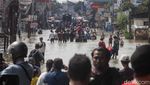 Jalan di Ciledug Banjir, Motor Diangkut Gerobak