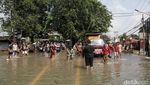 Jalan di Ciledug Banjir, Motor Diangkut Gerobak