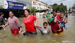 Jalan di Ciledug Banjir, Motor Diangkut Gerobak