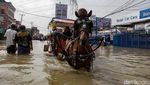 Jalan di Ciledug Banjir, Motor Diangkut Gerobak