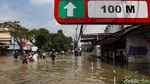 Jalan di Ciledug Banjir, Motor Diangkut Gerobak