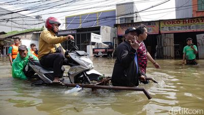 Jalan di Ciledug Banjir, Motor Diangkut Gerobak