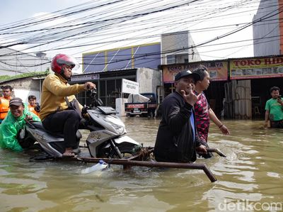 Jalan di Ciledug Banjir, Motor Diangkut Gerobak