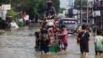 Jalan di Ciledug Banjir, Motor Diangkut Gerobak