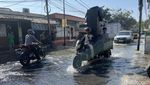 Jalan H Mansyur Gondrong Tangerang Macet Parah Imbas Banjir