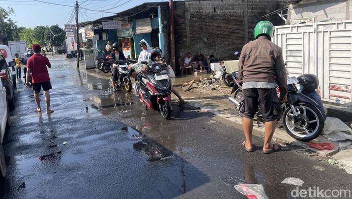Jalan H Mansyur, Gondrong, Tangerang, macet parah imbas banjir, Selasa (8/7/2025). Sejumlah kendaraan memilih putar balik.