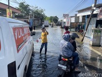 Jalan H Mansyur Gondrong Tangerang Macet Parah Imbas Banjir