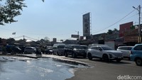 Banjir diketahui berada di titik perempatan lampu merah Green Lake City mengarah ke Tangerang.