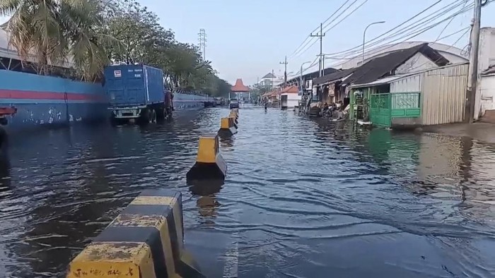 Jalan Kalimas Baru terendam genangan hingga pagi ini.