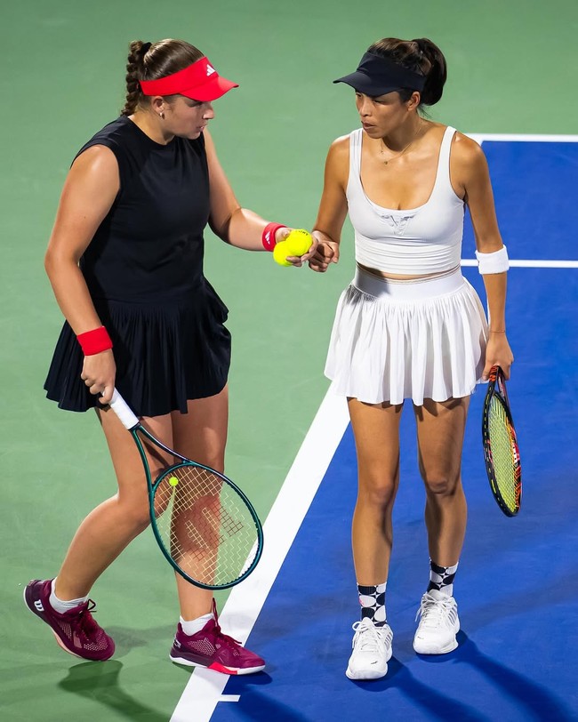 Di berbagai pertandingan, Jelena Ostapenko sering menerapkan setelan tenis dengan rok ruffle bernuansa monokrom.Foto: Instagram @jelena.ostapenko